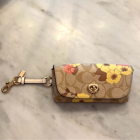 COACH SUNGLASS CASE IN SIGNATURE CANVAS FLORAL PRINT - Picture 1 of 3